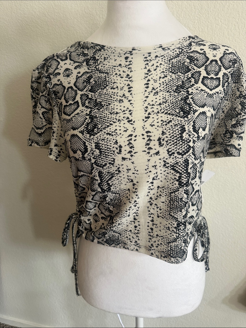 Forever 21 Black & Cream Snake-Print Tie-Side Crop Top